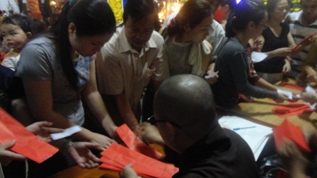 Tấp nập ghi sớ cầu an.