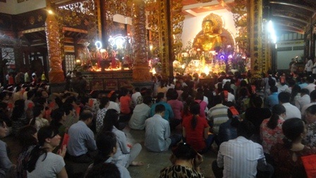 Đội sớ nghe thầy đọc danh sách cúng cầu an.