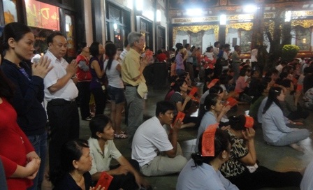 Nhộn nhịp cúng sao giải hạn đầu năm - 8 Đội sớ nghe thầy đọc danh sách cúng cầu an.