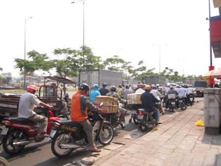 Những “đèn đỏ” bất đắc dĩ trên đại lộ Võ Văn Kiệt - 1 Cảnh ùn tắc do xe tải gây nên trên đại lộ Võ Văn Kiệt (Ảnh chụp ngày 20/2)