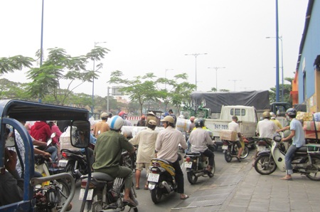 Những “đèn đỏ” bất đắc dĩ trên đại lộ Võ Văn Kiệt - 4 Xe tải ra vào nhận hàng gây cản trở giao thông