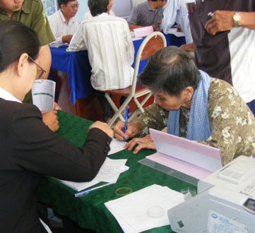 Sonadezi Long Thành “quyết” trả hết tiền bồi thường cho dân trước Tết - 1 Người dân ký nhận tiền đền bù trong đợt chi trả ngày 31/1.