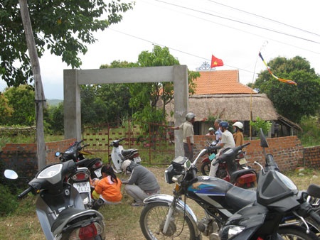 Cổng ngoài khóa, nhiều người chờ đợi để được vào bên trong...