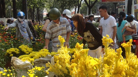 Hối hả bán mua vào ngày cuối cùng của năm. (Ảnh: Minh Kiệt)