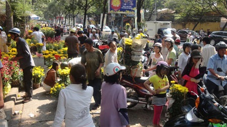 Hối hả bán mua vào ngày cuối cùng của năm. (Ảnh: Minh Kiệt)