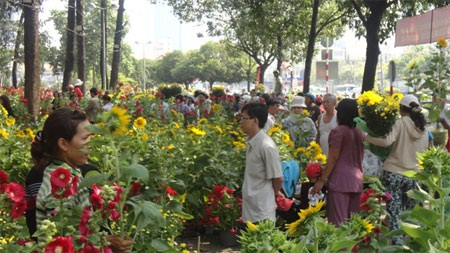 Hối hả bán mua vào ngày cuối cùng của năm. (Ảnh: Minh Kiệt)
