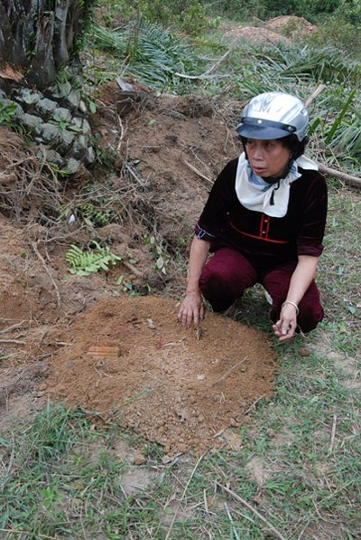 Nhiều ngôi mộ bị xới tung, dân bức xúc chặn đường xe cẩu - 2 Bà Hạnh đau xót khi phần mộ con bị san phẳng