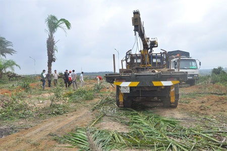 Nhiều ngôi mộ bị xới tung, dân bức xúc chặn đường xe cẩu - 3 Bà Hạnh bất bình ngồi chặn đường, không cho xe cẩu tẩu thoát