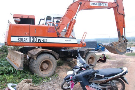 Nhiều ngôi mộ bị xới tung, dân bức xúc chặn đường xe cẩu - 4 Bà Hạnh bất bình ngồi chặn đường, không cho xe cẩu tẩu thoát