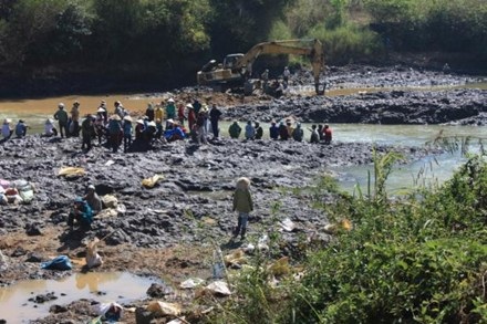 Hàng trăm người dân đắp đập trên sông Krông Nô bằng các dụng cụ thô sơ.