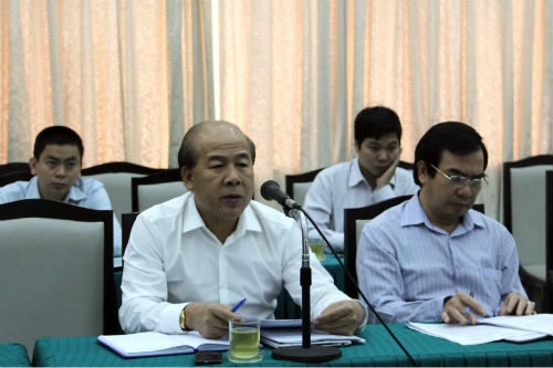 Thứ trưởng Nguyễn Văn Công (áo trắng) kêu gọi các thủy thủ hãy bình tĩnh.