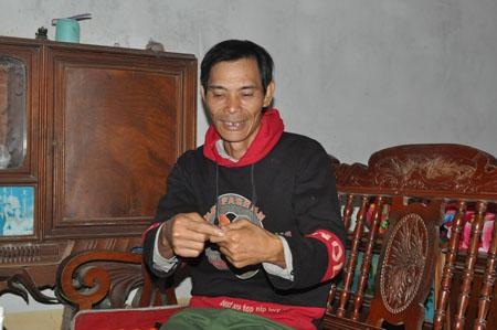 Kinh hoàng rắn chúa trên dãy Tam Đảo - 3 Ông Nguyễn Văn Kỳ chỉ vết cắn của rắn hổ chúa trên ngón tay