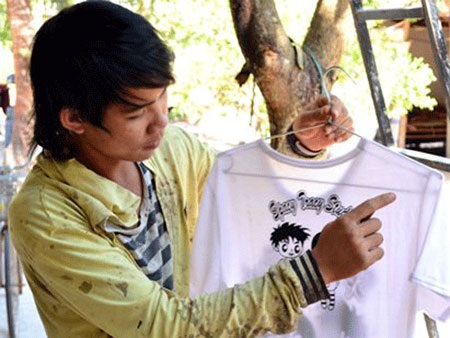 Thanh niên này chỉ “sinh vật lạ” trên chiếc áo mới mua