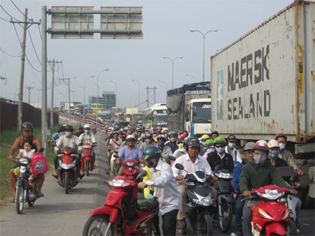 Đứa trẻ mệt mỏi trong chuyến về quê ăn Tết.