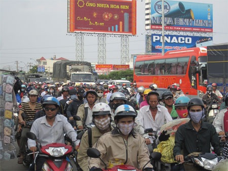 Đứa trẻ mệt mỏi trong chuyến về quê ăn Tết.