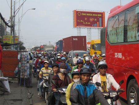 Đứa trẻ mệt mỏi trong chuyến về quê ăn Tết.