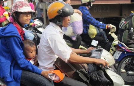 Đứa trẻ mệt mỏi trong chuyến về quê ăn Tết.