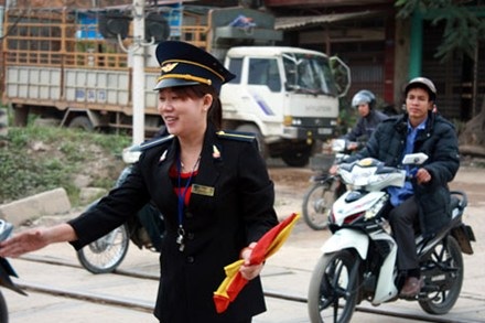 Chuyện Tết “ly kỳ” ở tuyến đường sắt phía tây - 1 Dù là mùng 1 tết hay ngày thường, Hồ Thị Thu Lan cũng vui vẻ làm việc.
