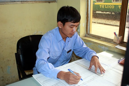 Chuyện Tết “ly kỳ” ở tuyến đường sắt phía tây - 2 Nguyễn Thừa Quynh trong ca trực.