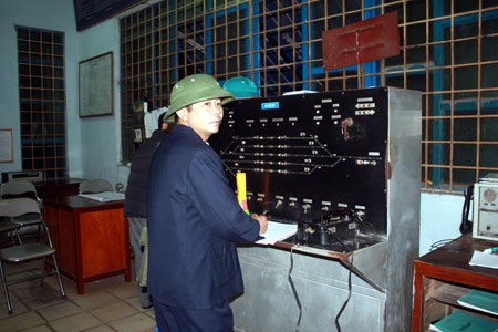 Chuyện Tết “ly kỳ” ở tuyến đường sắt phía tây - 3 Anh Mẫn ghi sổ báo cáo tại ga Yên Bái lúc 23h.
