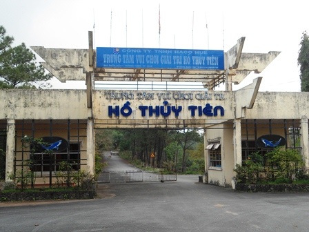 Thủy Tiên - hồ “chết” giữa đồi thông