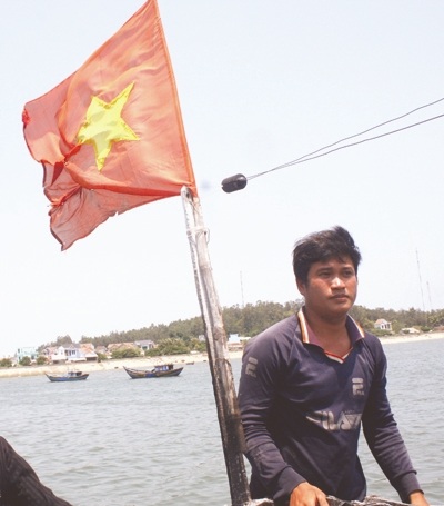 Chuyện người quấn cờ Tổ quốc vào ngực - 1 Anh Bùi Văn Phải quyết bảo vệ lá cờ Tổ quốc giữa biển Hoàng Sa! Ảnh: Nguyễn Thành.