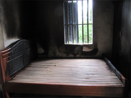 Chiếc giường cháy dở