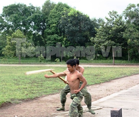 Bộ đội đặc công “lộ” tuyệt kỹ võ công - 3 Thiếu úy Nguyễn Ngọc Quý vận khí công phá tấm bê tông nặng 40 kg trên lưng.