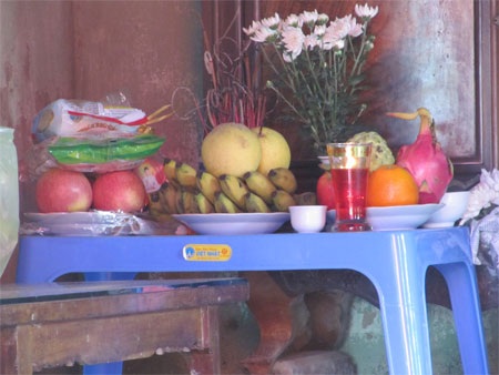 Bàn thờ sơ sài và lạnh lẽo của hai cháu nhỏ