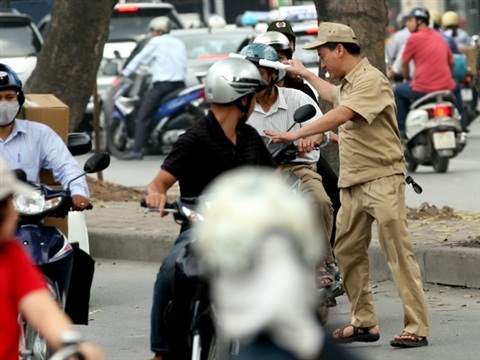 Vụ chặn xe vì chỉ tiêu 50 triệu: Kiểm điểm công an và trật tự đô thị - 1 Trật tự đô thị lao ra giữa đường chặn xe tại ngã ba đường Láng - Thái Thịnh. Ảnh: Minh Đức