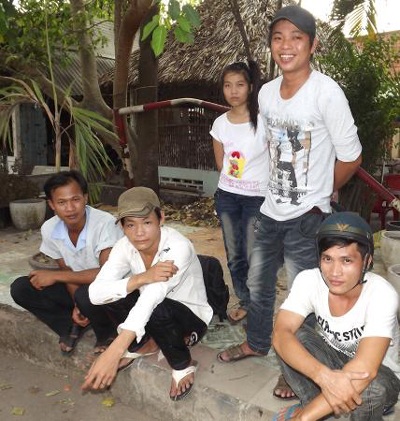 Công nhân tố bị ca trưởng người Trung Quốc đánh bằng tuýp sắt - 1 Các công nhân đang trình bày sự việc với phóng viên