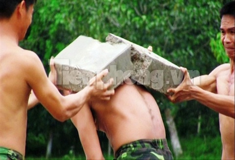 Bộ đội đặc công “lộ” tuyệt kỹ võ công - 5 Thiếu úy Nguyễn Ngọc Quý vận khí công phá tấm bê tông nặng 40 kg trên lưng.