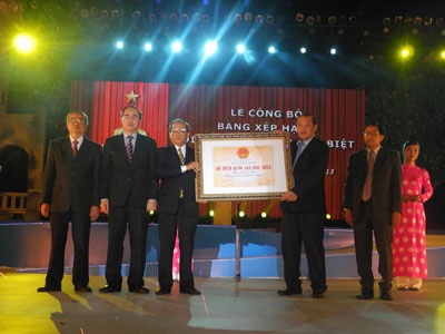 Nhà tù Côn Đảo thành di tích quốc gia đặc biệt - 1 Phó Thủ tướng
Nguyễn Thiện Nhân trao bằng xếp hạng Côn Đảo cho tỉnh BR-VT Ảnh: P.Hùng