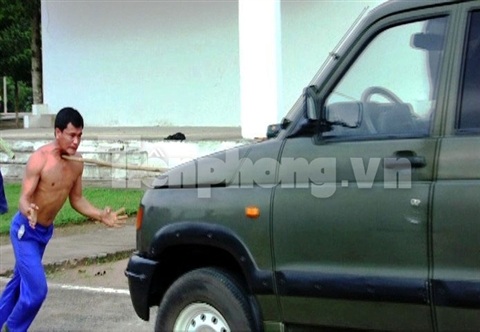 Bộ đội đặc công “lộ” tuyệt kỹ võ công - 8 Trung úy Nguyễn Văn Duẩn vận khí dùng răng kéo ô tô.