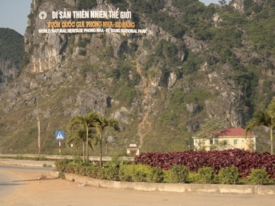 Mang “sổ đỏ” Di sản Thế giới đi “cầm cố” - 1 Ông Thành mang cả sổ đỏ Di sản Thiên nhiên Thế giới Vườn quốc gia Phong Nha - Kẻ Bàng đi “cầm cố”.