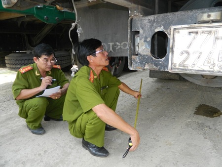 3 người trong một gia đình tử nạn trên đường về quê - 2 Cơ quan công an tìm hiểu nguyên nhân vụ tai nạn