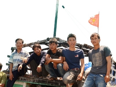 Chuyện người quấn cờ Tổ quốc vào ngực - 2 Những ngư phủ trẻ trên tàu QNg 96382 dũng cảm cứu tàu, cứu cờ Tổ quốc. Ảnh: Thanh Trung.