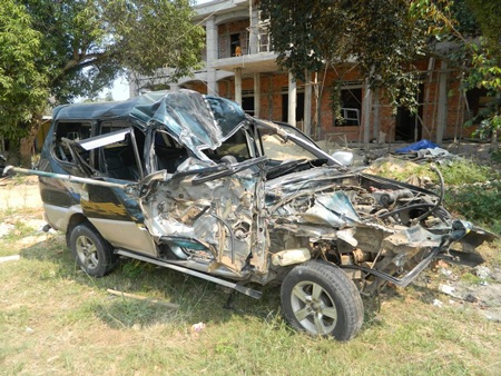 3 người trong một gia đình tử nạn trên đường về quê - 1 Chiếc xe nát bét phần đầu sau vụ tai nạn