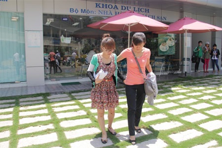 Nữ sinh “yểu điệu” bắt gọn tên cướp giật tài sản - 1 Nữ sinh gan dạ bị chấn thương phần mềm, hiện được chị gái đưa tới trường mỗi ngày