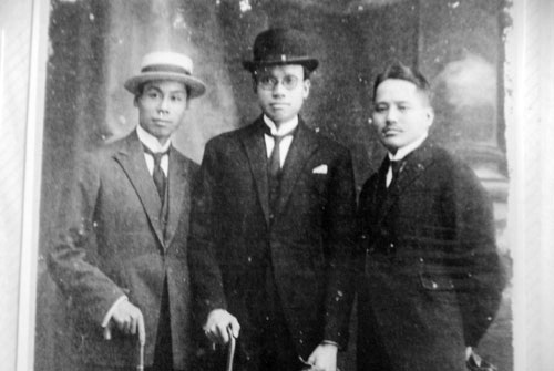 Phạm Quỳnh (giữa) và Nguyễn Văn Vĩnh (phải)