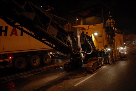 Khắc phục sự cố lún trên cầu vượt thép Thủ Đức - 2 Đơn vị thi công đang bóc bê tông nhựa để sửa chữa mặt cầu vượt thép đầu tiên ở TPHCM bị sự cố lún.