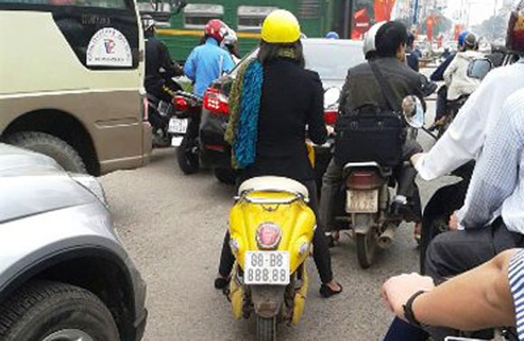 Thiếu nữ đi xe biển “siêu khủng” toàn số 8 - 2 ...chiếc xe biển 88B8-888.88 tại Vĩnh Yên.