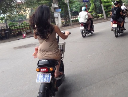 Thiếu nữ đi xe biển “siêu khủng” toàn số 8 - 1 Chiếc xe biển 80B8-8888 tại Hà Nội...