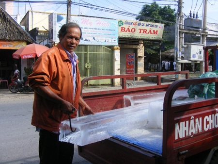 Đội cứu nạn giao thông thiện nguyện - 2 Các thành viên trong đội cứu hộ giao thông đều là những người lam lũ, “ướt áo, sờn vai” vì cơm áo