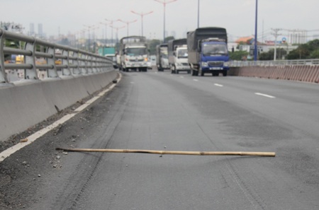 Cầu vượt thép lún nặng sau 2 tháng khánh thành - 1 Tình trạng lún trên cầu vượt thép
