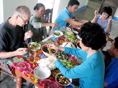 Cựu binh Mỹ đúc tượng sống mẹ Việt Nam Anh hùng - 2 Cựu binh Jim cùng gia đình mẹ Nhứt dùng bữa với mỳ Quảng. Ảnh: Trần Tuấn.
