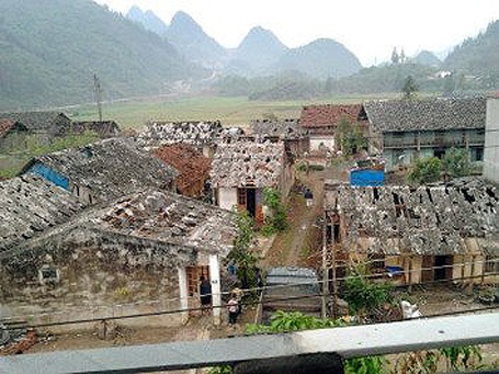Trận mưa đá tại Lào Cai dị thường về độ lớn - 1 Mái nhà proximăng của nhiều công trình bị mưa đá bắn thủng lỗ chỗ