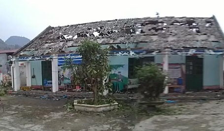 Hàng ngàn ngôi nhà bị mưa đá “bắn” thủng mái - 2 Mái nhà proximăng của nhiều công trình bị mưa đá bắn thủng lỗ chỗ