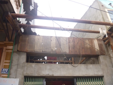 Hàng ngàn ngôi nhà bị mưa đá “bắn” thủng mái - 5 (Ảnh: Phạm Văn Minh)