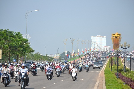 Đà Nẵng khánh thành 3 công trình trọng điểm - 11 Người dân Đà Nẵng hứng khởi đón chào công trình cầu Rồng (Ảnh: Duy Tài)
